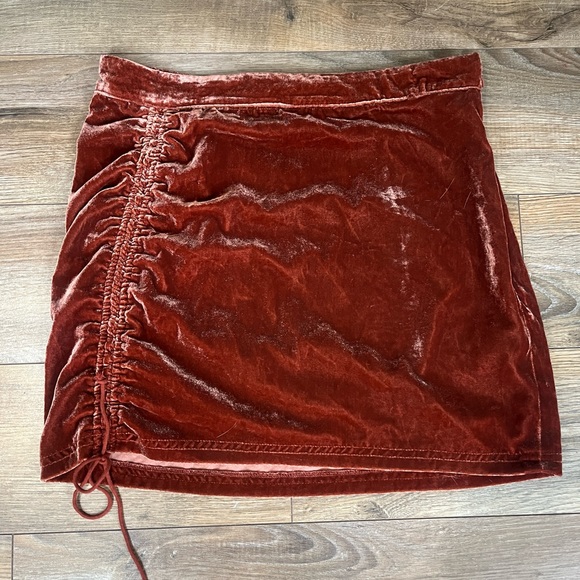 NWT Free People X REVOLVE Vivienne Velvet
Rust Bloom Ruched Mini Skirt Size 10 - Picture 4 of 4
